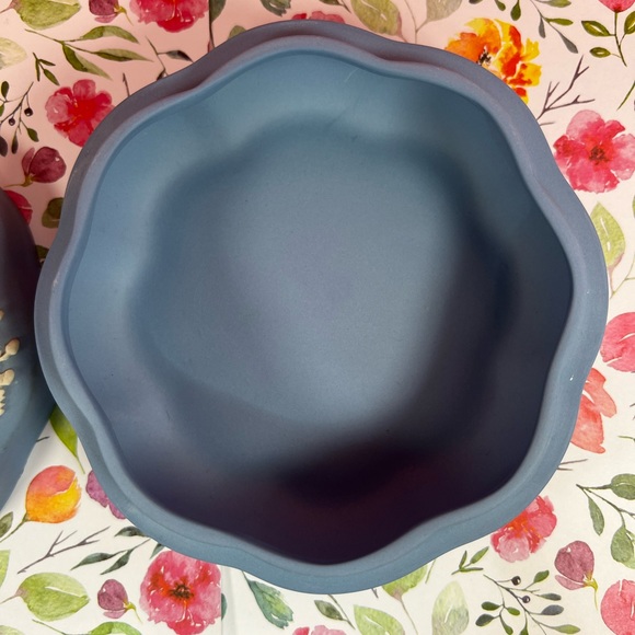 Wedgwood Blue Jasperware, Trinket Box With Lid, 5” Round Scalloped Garden Theme - Picture 5 of 17